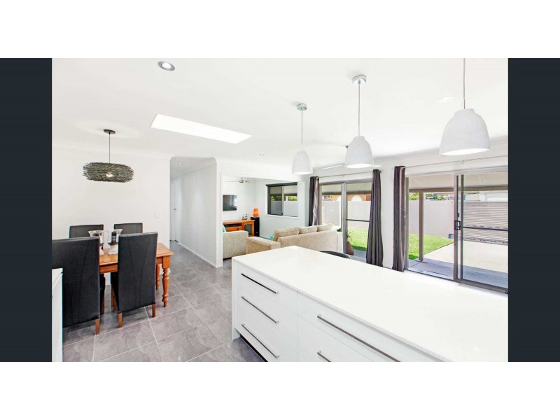 2/49 Saleng Crescent, Warana QLD 4575