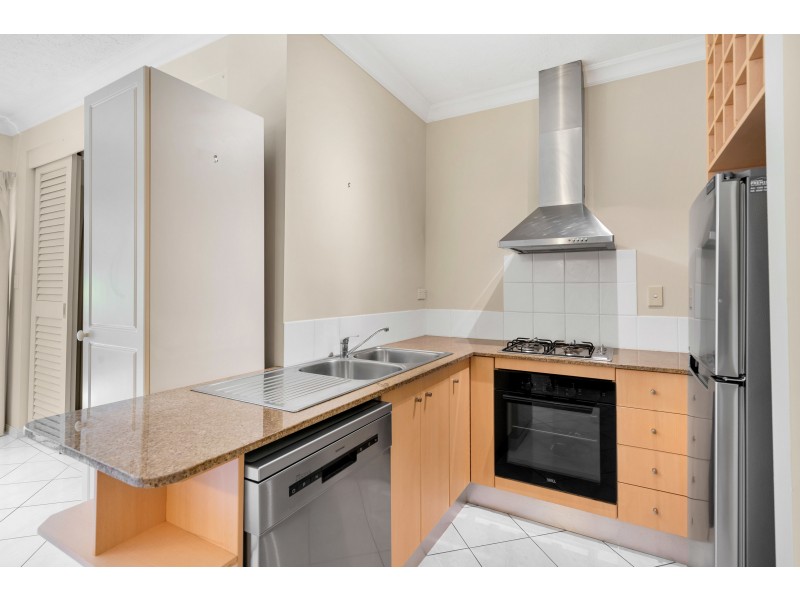 1611/2 Greenslopes Street, Cairns North QLD 4870
