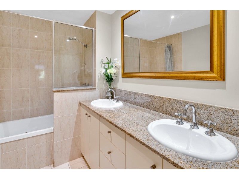 1611/2 Greenslopes Street, Cairns North QLD 4870
