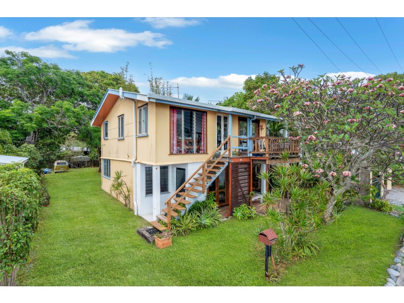 189 O’Shea Esplanade, Machans Beach QLD 4878