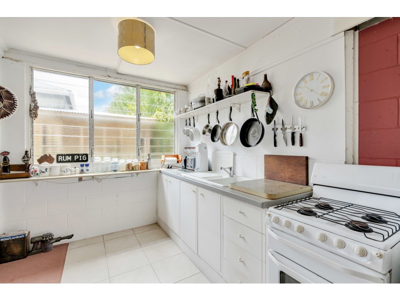 189 O’Shea Esplanade, Machans Beach QLD 4878