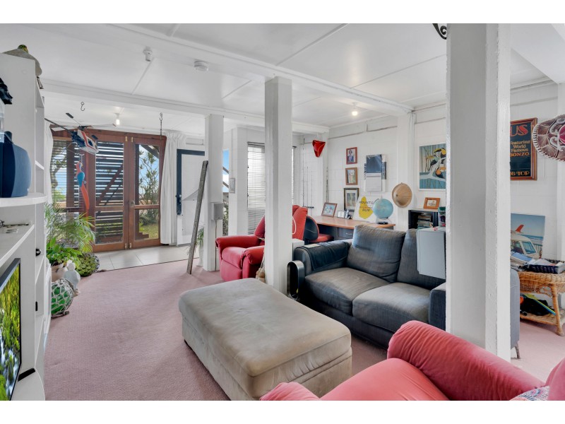 189 O’Shea Esplanade, Machans Beach QLD 4878