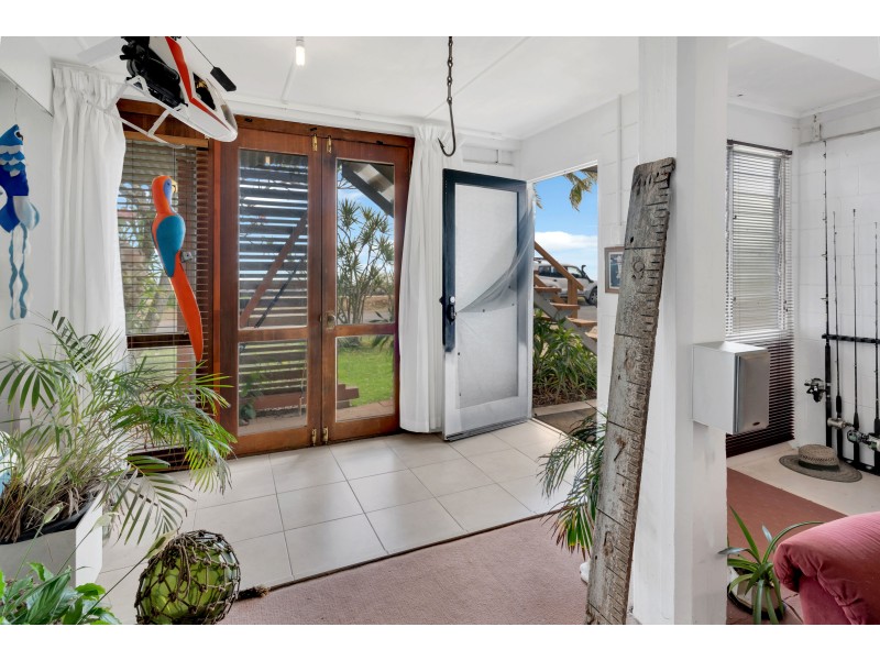 189 O’Shea Esplanade, Machans Beach QLD 4878