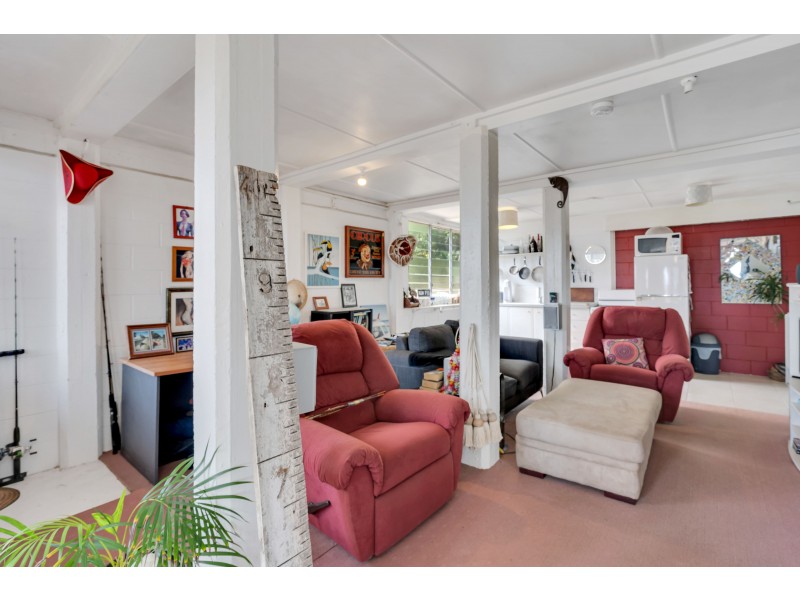 189 O’Shea Esplanade, Machans Beach QLD 4878