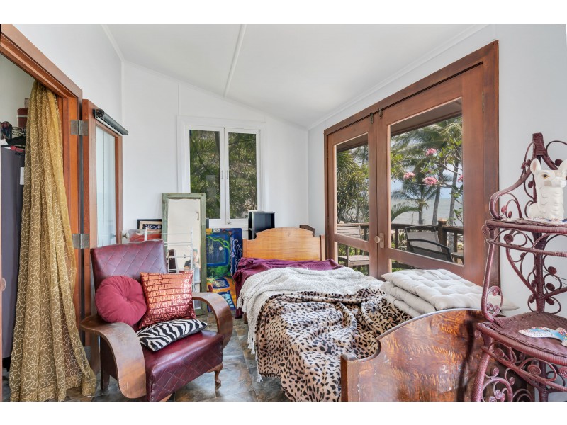 189 O’Shea Esplanade, Machans Beach QLD 4878