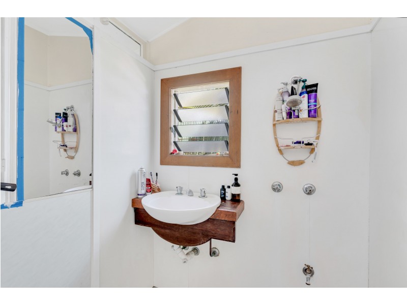 189 O’Shea Esplanade, Machans Beach QLD 4878