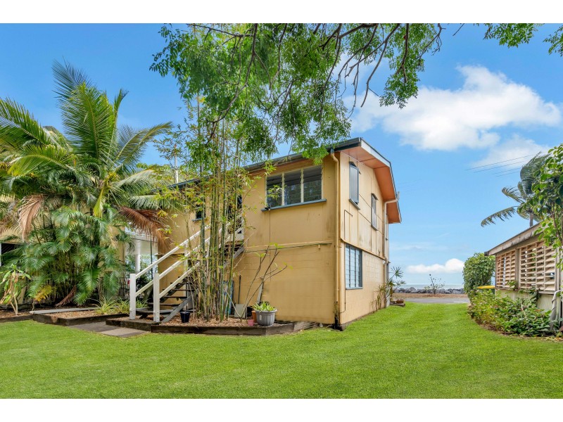 189 O’Shea Esplanade, Machans Beach QLD 4878