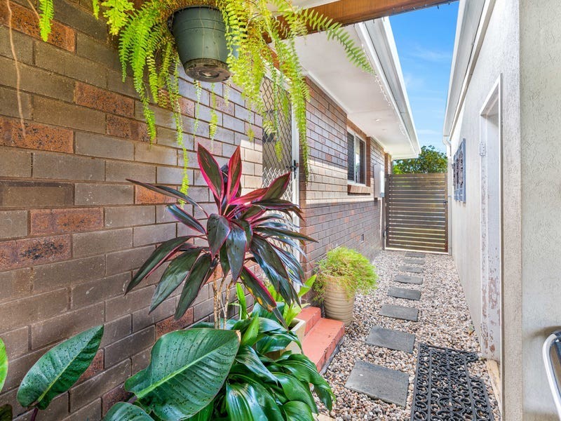 29 Lavender Street, Mooroobool QLD 4870