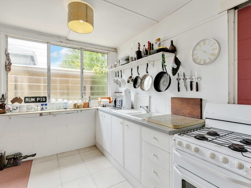 189 O’Shea Esplanade, Machans Beach QLD 4878