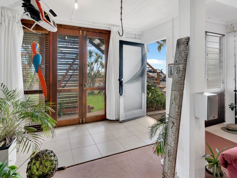 189 O’Shea Esplanade, Machans Beach QLD 4878