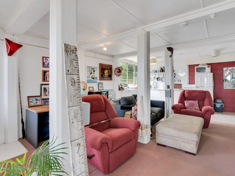 189 O’Shea Esplanade, Machans Beach QLD 4878