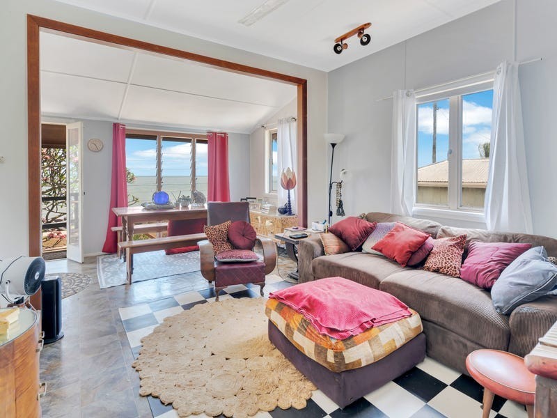 189 O’Shea Esplanade, Machans Beach QLD 4878