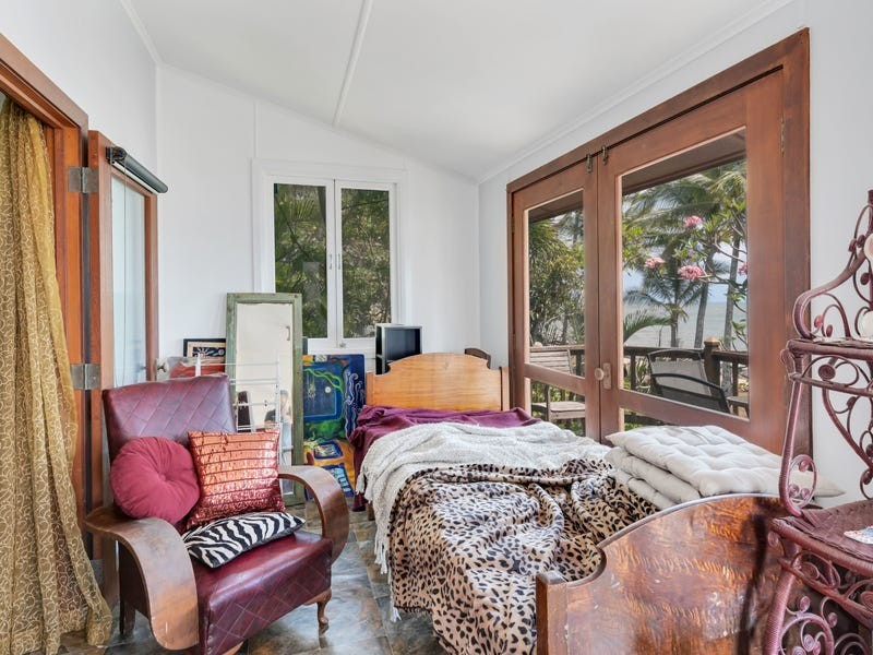 189 O’Shea Esplanade, Machans Beach QLD 4878