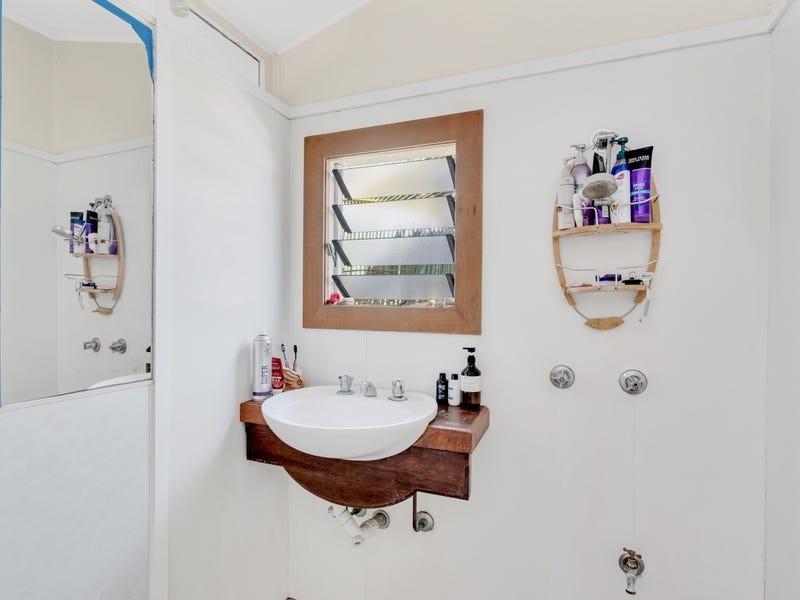 189 O’Shea Esplanade, Machans Beach QLD 4878