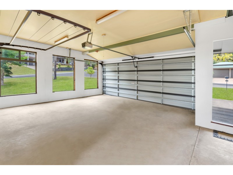 31-33 Sommerville Crescent, Whitfield QLD 4870