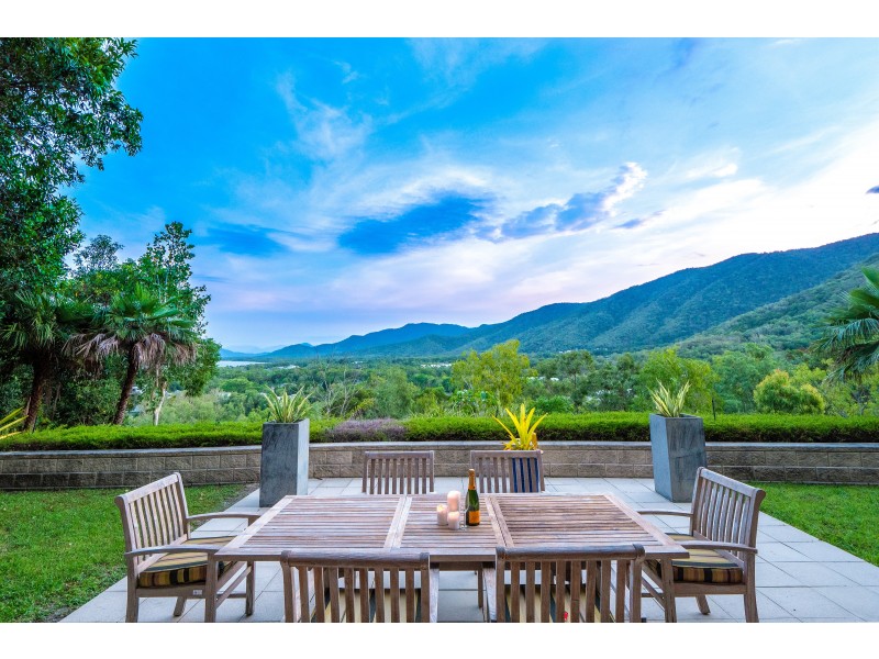 2/11 Colonel Cummings Drive, Palm Cove QLD 4879
