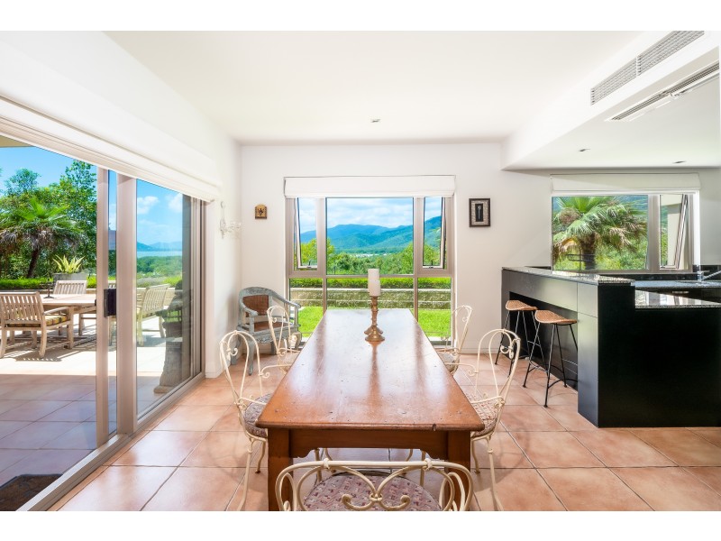 2/11 Colonel Cummings Drive, Palm Cove QLD 4879