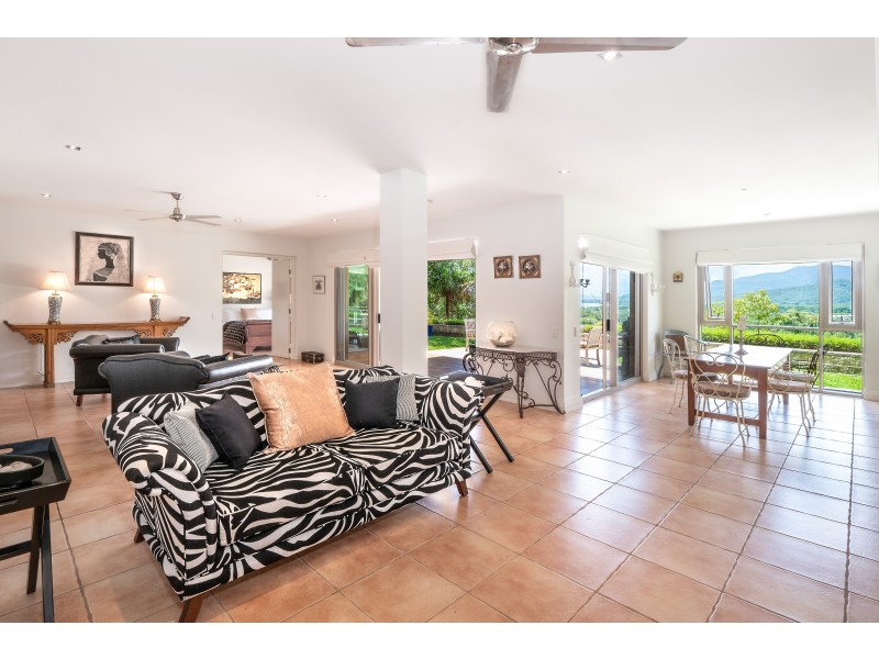 2/11 Colonel Cummings Drive, Palm Cove QLD 4879