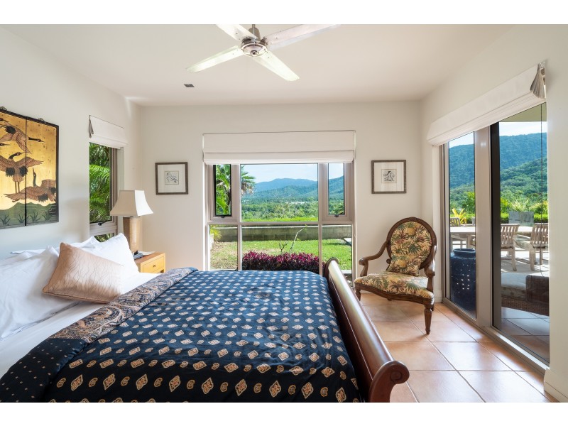 2/11 Colonel Cummings Drive, Palm Cove QLD 4879