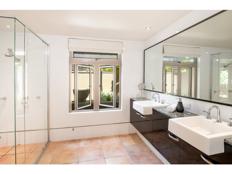 2/11 Colonel Cummings Drive, Palm Cove QLD 4879