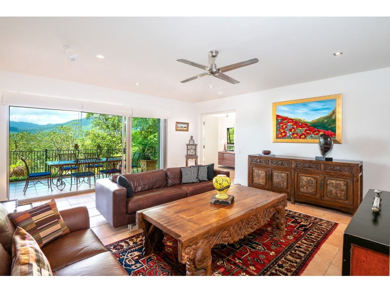 2/11 Colonel Cummings Drive, Palm Cove QLD 4879
