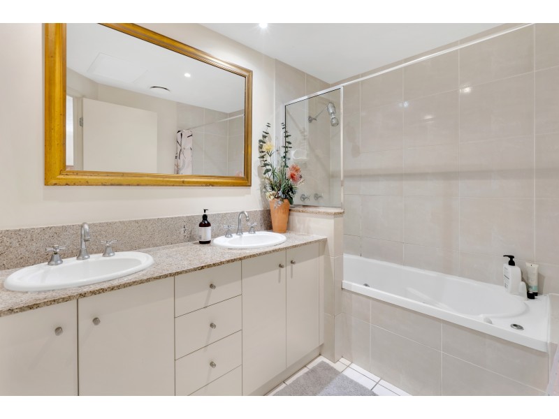 1718/2-10 Greenslopes Street, Cairns North QLD 4870