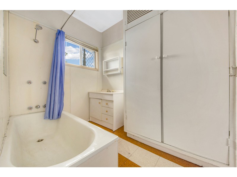 27 Roberts Street, South Gladstone QLD 4680