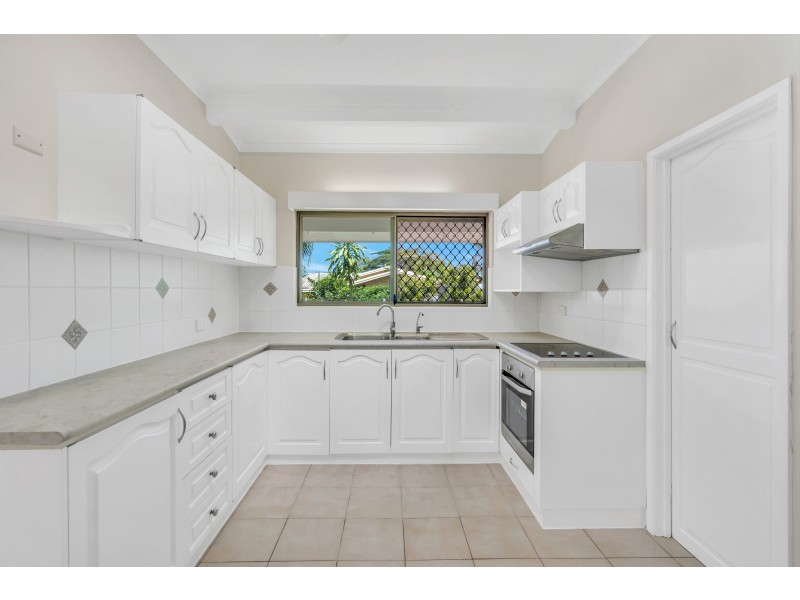 2 Rogers Close, Whitfield QLD 4870