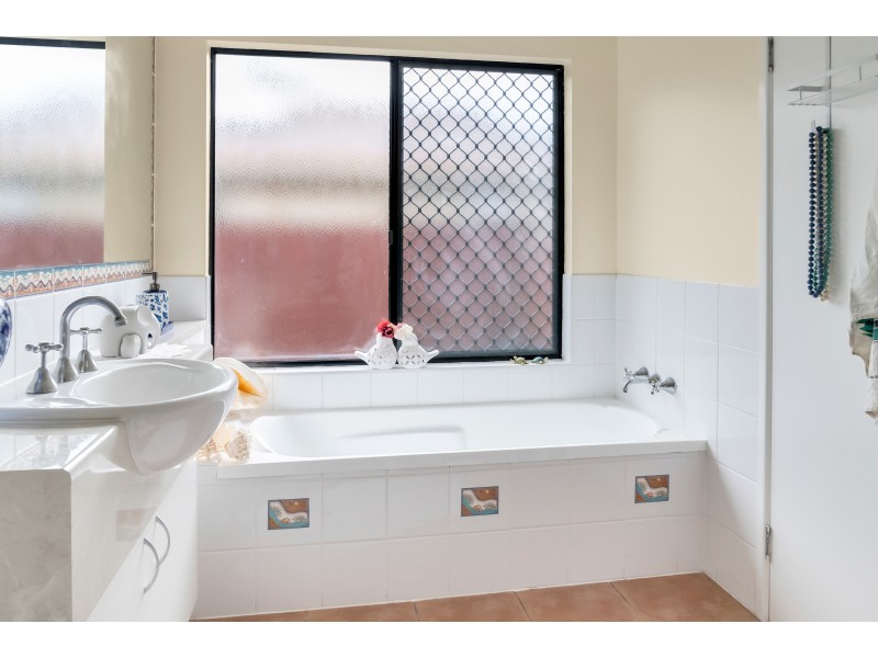 4 Opaline Close, Brinsmead QLD 4870