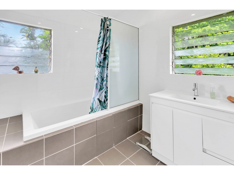 4 Maina Street, Woree QLD 4868