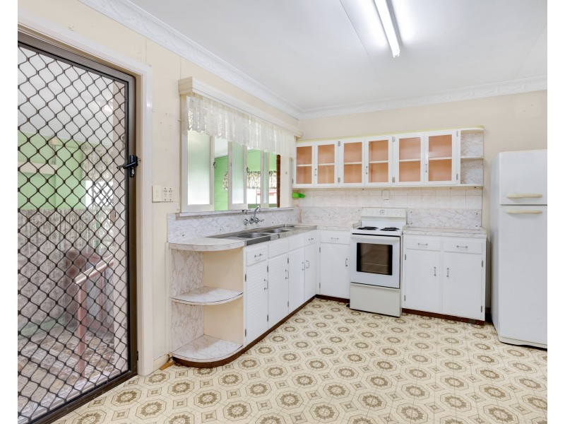 28 Curtin Street, Westcourt QLD 4870