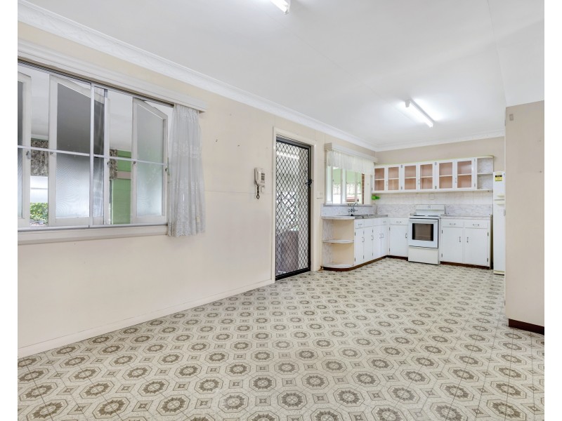 28 Curtin Street, Westcourt QLD 4870