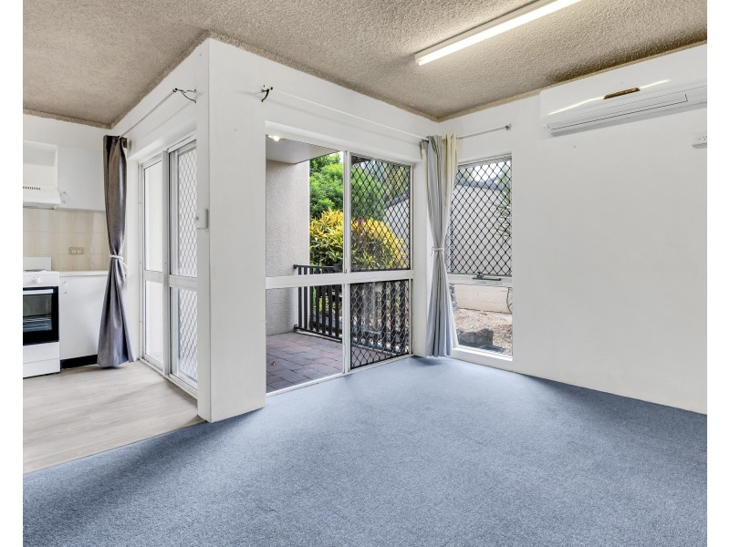 2/11 Balaclava Road, Earlville QLD 4870