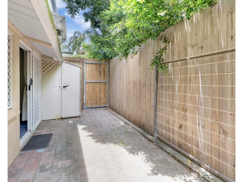 2/11 Balaclava Road, Earlville QLD 4870