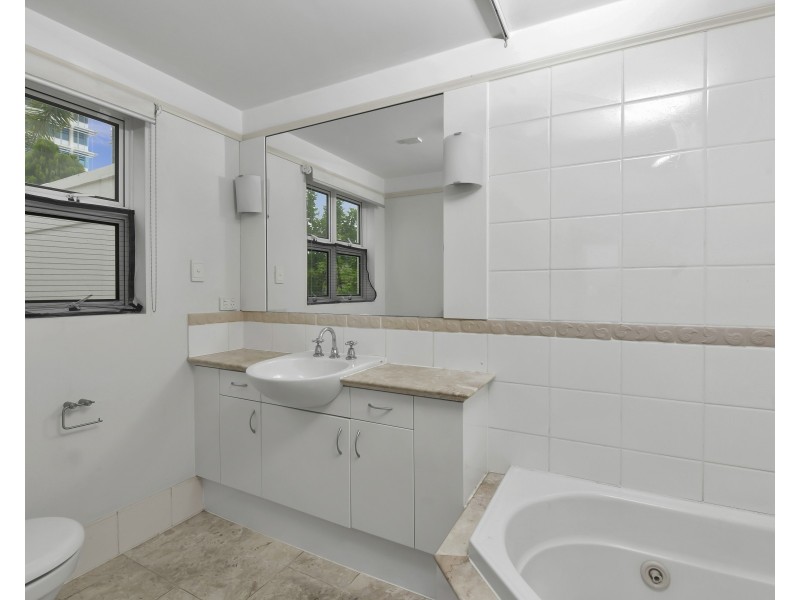 2/73 Spence Street, Cairns City QLD 4870