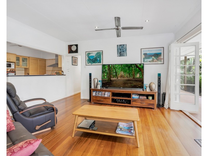 130 Upper Richardson Street, Whitfield QLD 4870