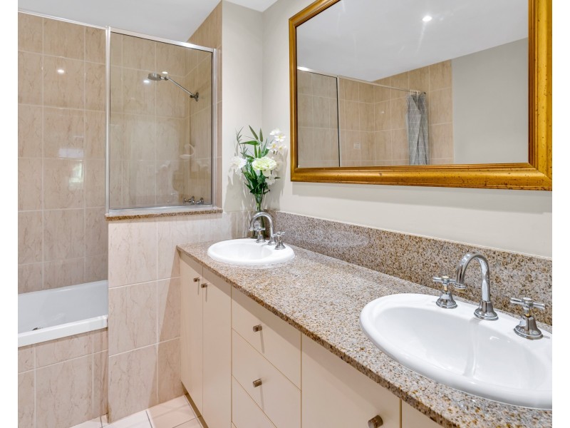 1611/2-10 Greenslopes Street, Cairns North QLD 4870