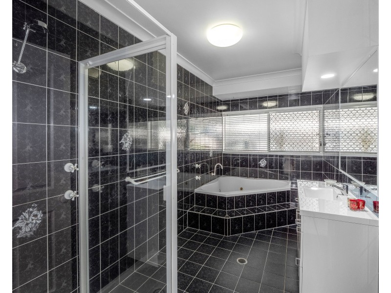 27 Bramble Street, Clifton Beach QLD 4879