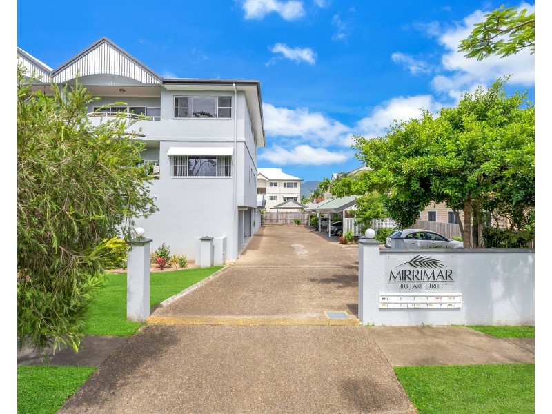 2/303-305 Lake Street, Cairns North QLD 4870