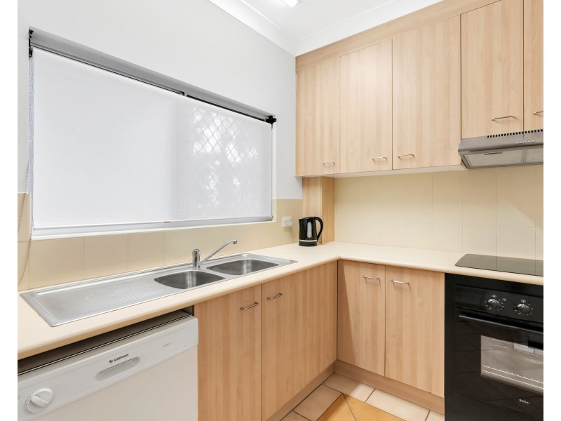 2/303-305 Lake Street, Cairns North QLD 4870