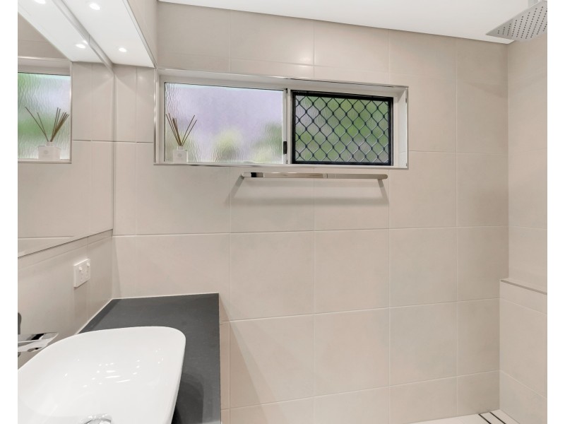 2/303-305 Lake Street, Cairns North QLD 4870