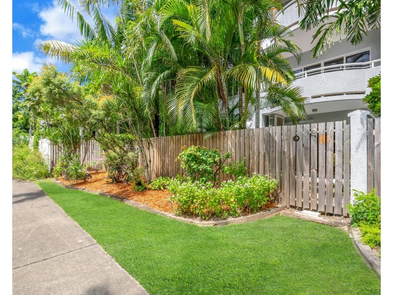 2/303-305 Lake Street, Cairns North QLD 4870