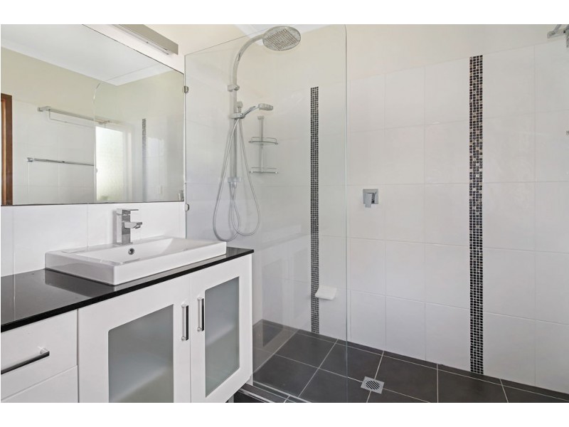 6 Summer Hill Drive, Mooroobool QLD 4870