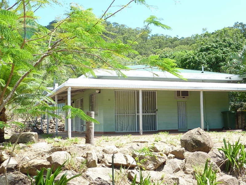 16 Giangurra Esplanade, East Trinity QLD 4871