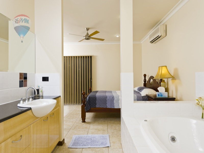 1 Vauclause Close, Brinsmead QLD 4870