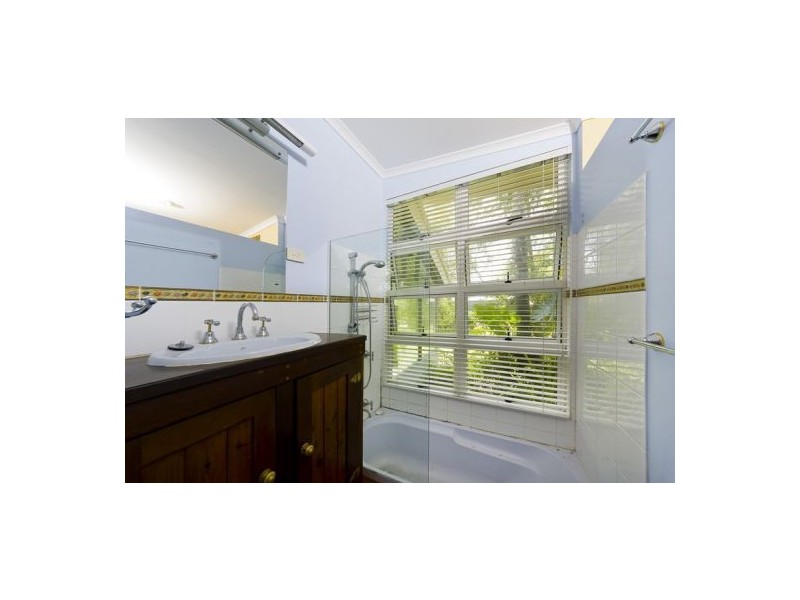 8 Dollinson Street, Manunda QLD 4870
