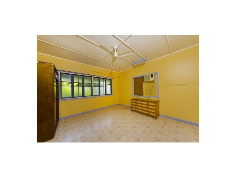 8 Dollinson Street, Manunda QLD 4870