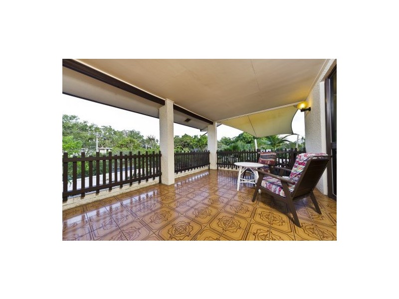 1 Coconut Street, Holloways Beach QLD 4878