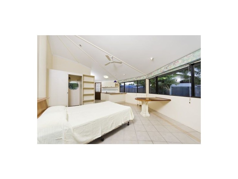 1 Coconut Street, Holloways Beach QLD 4878