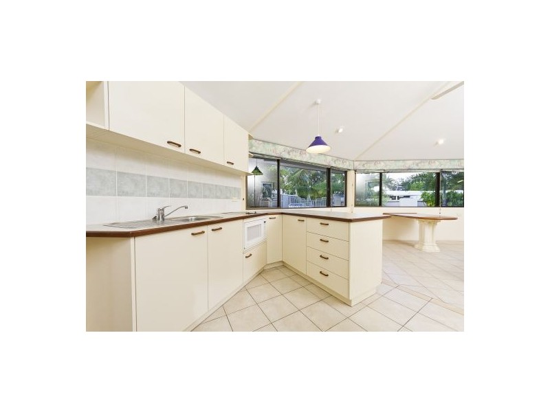 1 Coconut Street, Holloways Beach QLD 4878